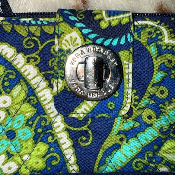 Vera Bradley Blue Green Paisley Turn Lock Zip Around Wallet Wristlet EUC 💚💛💙 - Picture 3 of 5